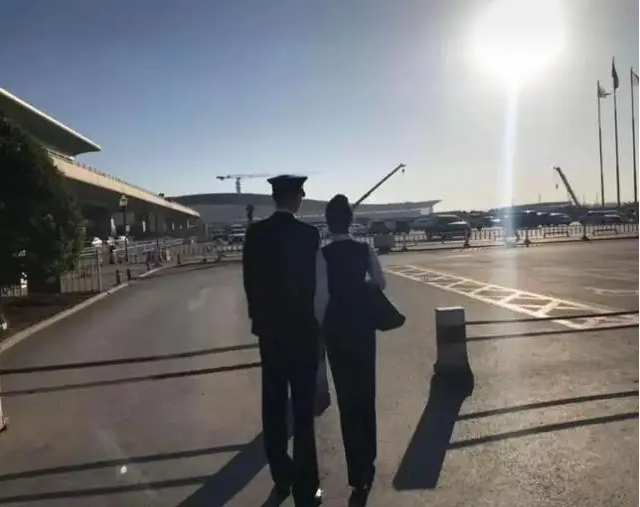 南航机长伤人后坠亡，网传其能力排查不合格，知情人士：资质能力检查不是一个硬性要求 