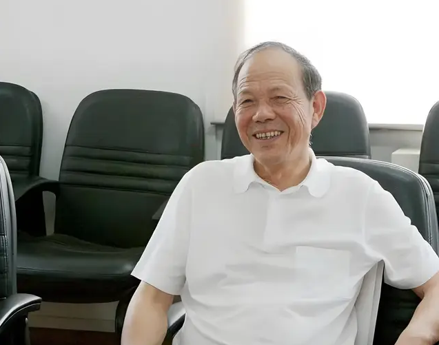 中国政信民营经济人物：钢铁大佬的逆袭之路：从“货郎”到“校长” 