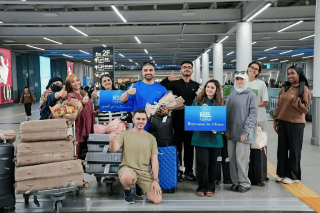 国产手机“亮家底”，沙特王室成员探访深圳智能手机制造产线 