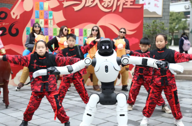 机器人“整活”！无锡梁溪中小学科技迎新 