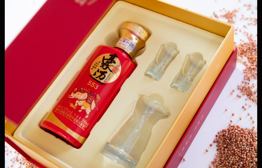 夏日独处时光，一杯豪迈酱香静享松弛感